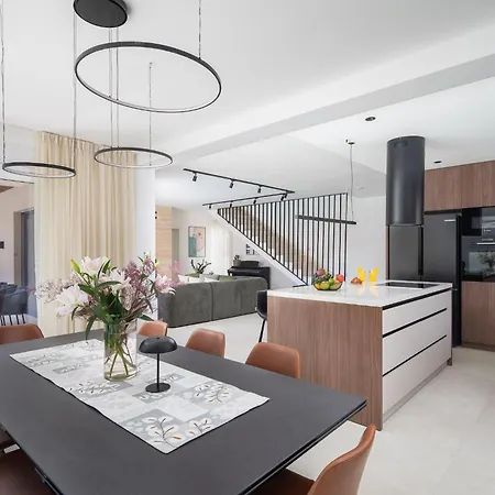 Prima Lux - Four Bedroom With Pool