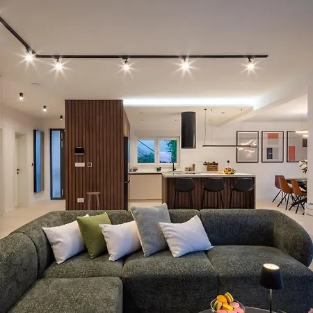 Villa Prima Lux - Four Bedroom With Pool Kastela