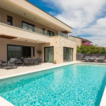 Villa Prima Lux - Four Bedroom With Pool *