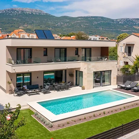 Prima Lux - Four Bedroom With Pool Villa Kastela