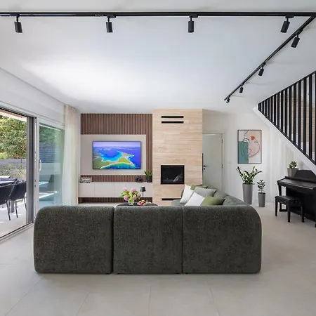 Villa Prima Lux - Four Bedroom With Pool Kastela