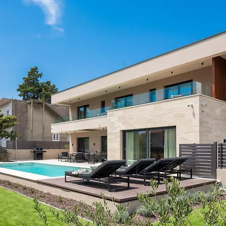 Prima Lux - Four Bedroom With Pool Villa Kastela