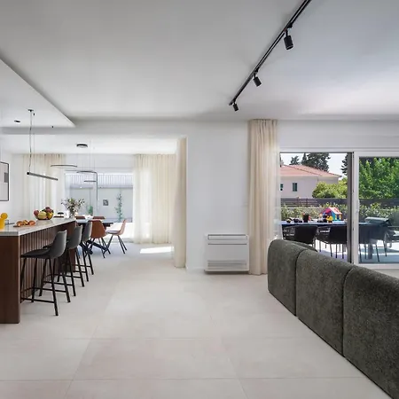 Prima Lux - Four Bedroom With Pool فيلة