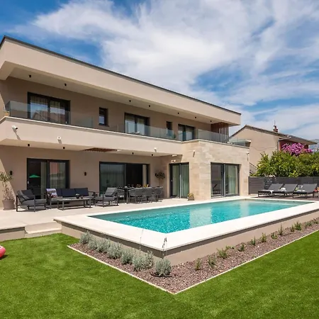 Prima Lux - Four Bedroom With Pool *