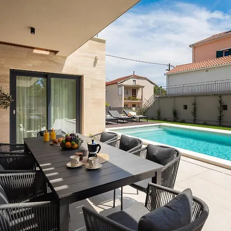 Prima Lux - Four Bedroom With Pool Kaštela