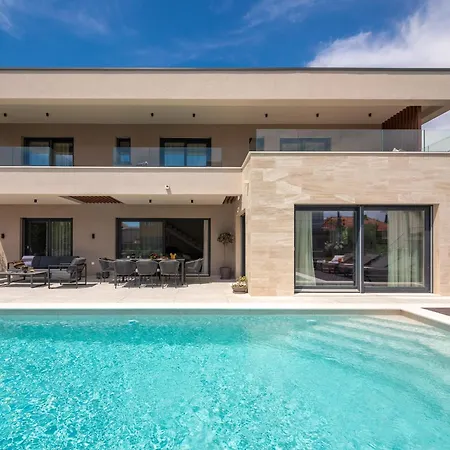 Prima Lux - Four Bedroom With Pool