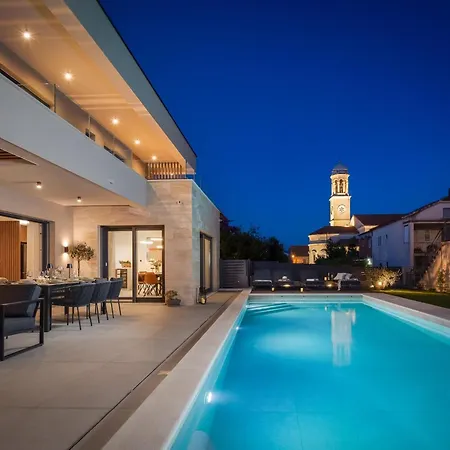 Prima Lux - Four Bedroom With Pool Kaštela