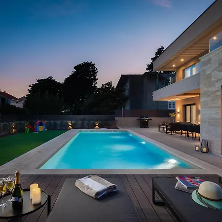 Prima Lux - Four Bedroom With Pool فيلة *