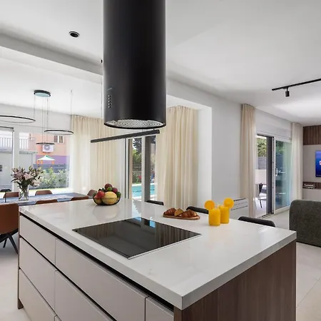 Prima Lux - Four Bedroom With Pool فيلة Kaštela