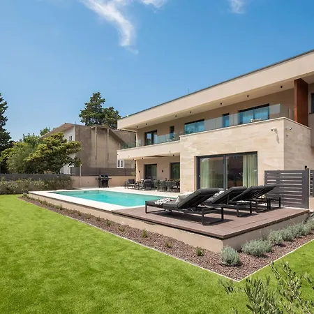 Prima Lux - Four Bedroom With Pool *