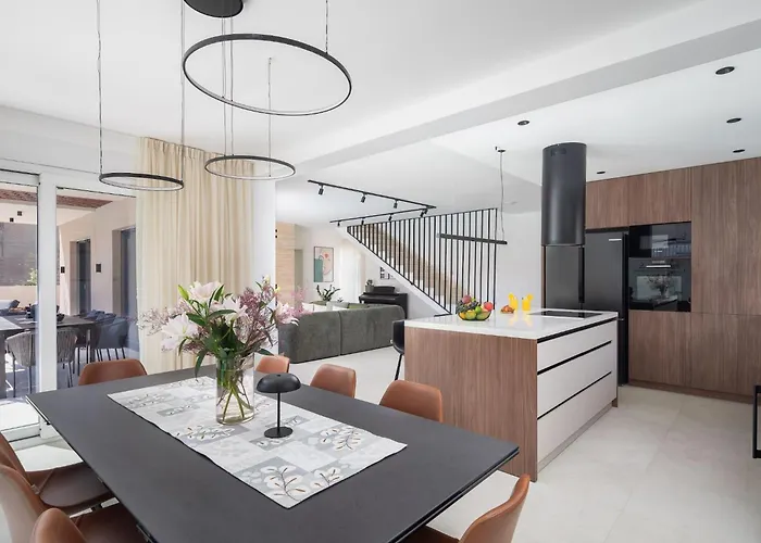 Prima Lux - Four Bedroom With Pool
