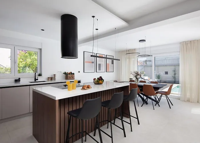 Prima Lux - Four Bedroom With Pool