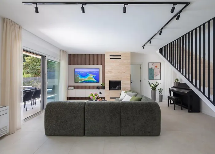 Villa Prima Lux - Four Bedroom With Pool Kaštela