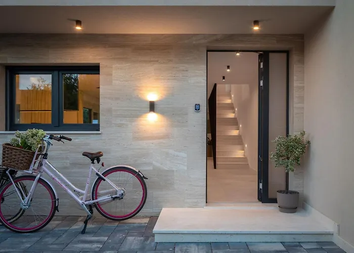 Villa Prima Lux - Four Bedroom With Pool Kaštela